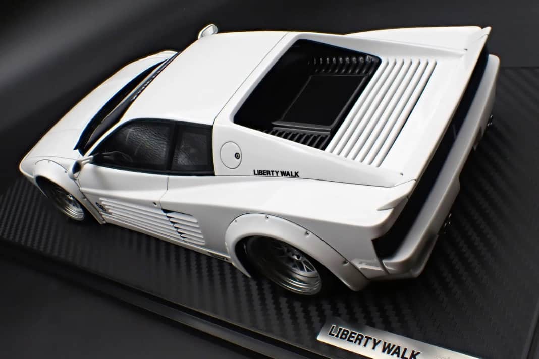 Die weiße Version zeigt besonders eindrucksvoll die fein gravierte Karosserie des 1:18ers von Ignition Model ] Foto:nIgnition Model