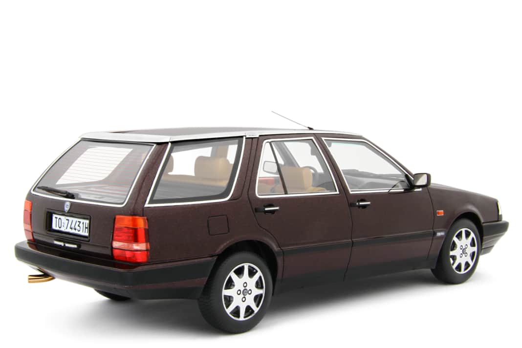 Laudoracing Models hält die News auch in Bordeauxmetallic parat. Der 1:18er hat ein Glasschiebedach an Bord. ] Foto: Laudoracing Models