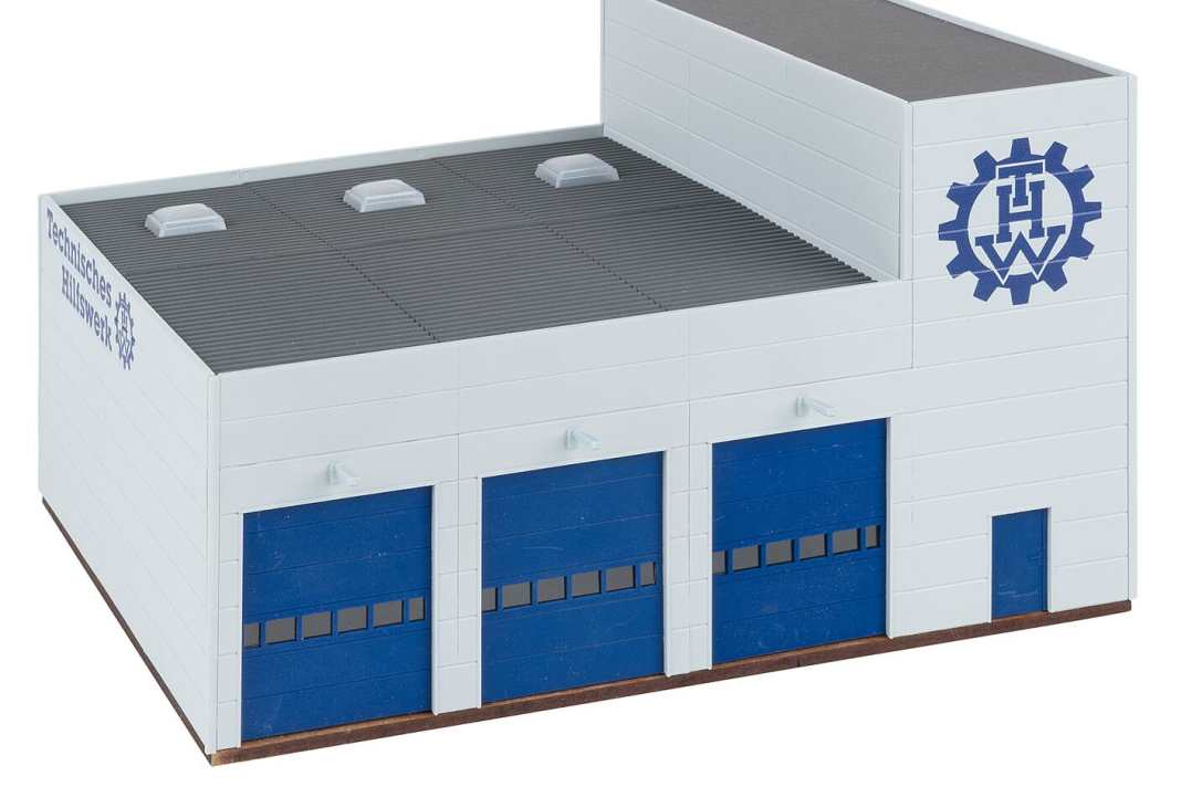 Bei der farblichen Gestaltung der Bauteile stehen außen die THW-Töne Weiß und Blau bei dem 1:87-Bausatz im Vordergrund ] Foto: Werk
