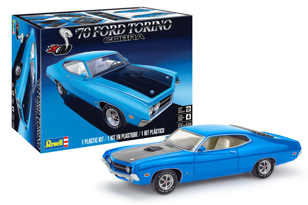 Der Revell-Kit des Ford Gran Torino schimmert in Blaumetallic auf dem Karton