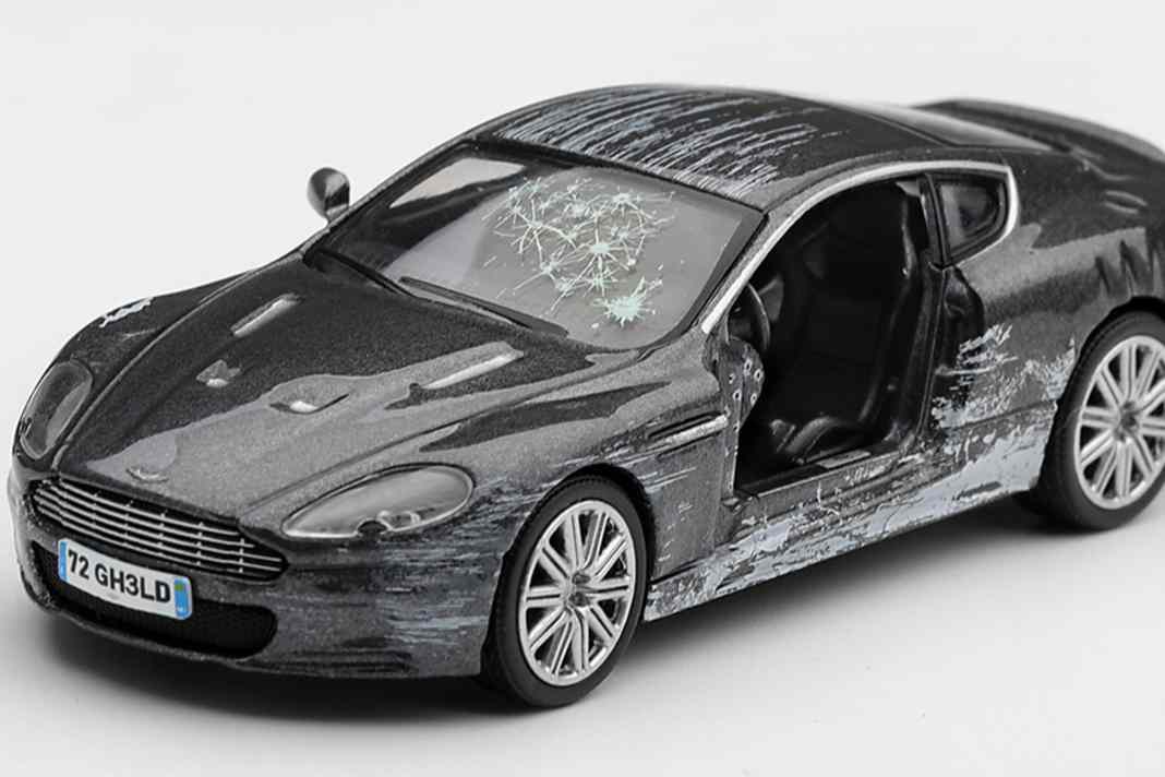 Was Corgi in 1:36 versuchte, will Mini GT in 1:64 im Februar ausliefern: Den zerschossenen und havarierten Aston Martin DB5 aus dem Bond-Film "Ein Quantum Trost" [ Foto: Mini GT