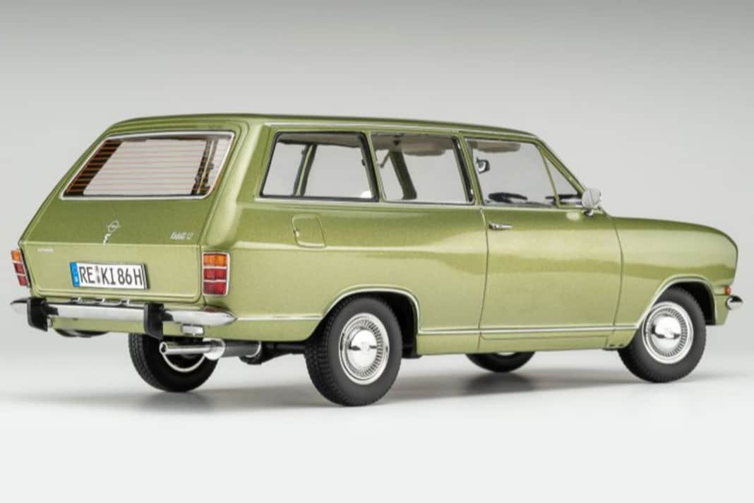 Die Farbe Schilfgrün steht dem Zinkdruckgussmodell des Opel Kadett Caravan von Touring Modelcars ganz ausgezeichnet. Der Chromzierrat auch. ] Foto: Werk