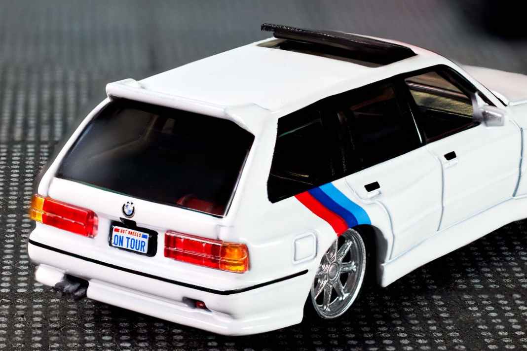 In Sachen Lackierung hat sich Hot Wheels für Weiß entschieden und druckt die BMW-Motorsport-Streifen in zwei Blautönen und Rot auf die Touring-Karosserie ] Foto: Mattel Creations