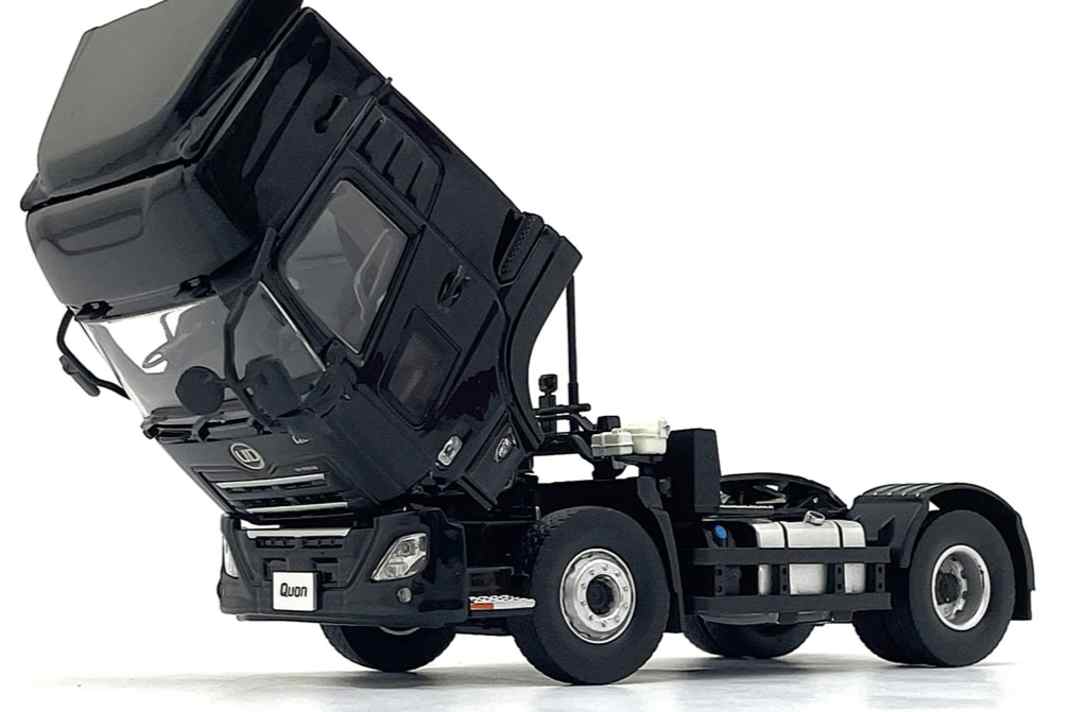 Die drei verschiedenen lackierten Sattelzugmaschinen von Kyosho haben klappbare Fahrerhäuser ] Foto: Kyosho