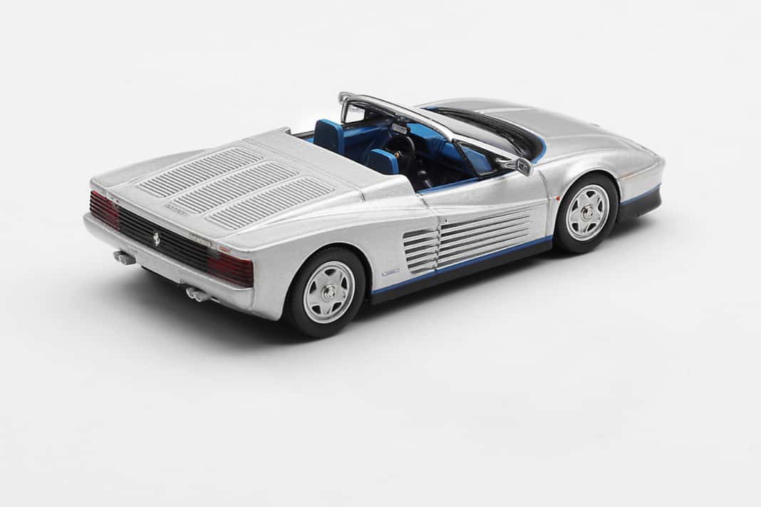 Diesen silbernen Testarossa Spider, den BBR in 1:64 bringt, ließ sich Gianni Agnelli mit blauem Interieur auf Maß schneidern. ] Foto: BBR