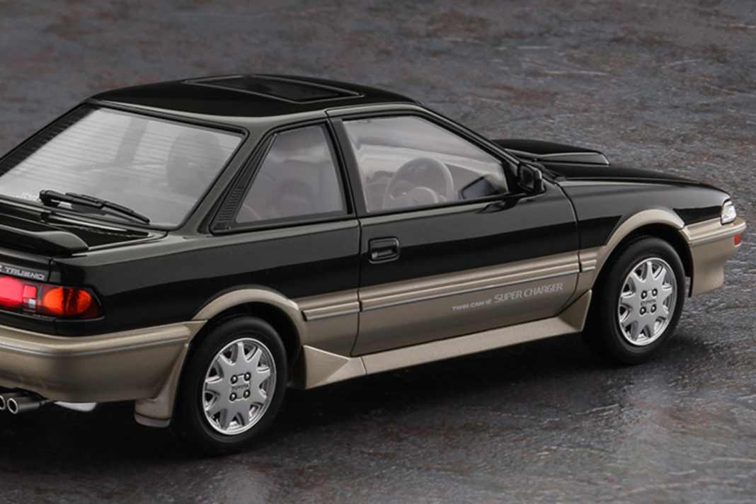 Das überraschende Coupé, der Toyota Sprinter Trueno von 1989 kommt selbstverständlich als Rechtslenker zu den Bastlern ] Foto: Hasegawa