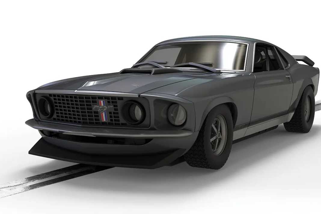 Auch der graue Ford Mustang Fastback Boss 429 von John Wick kommt im Maßstab 1:32 für die Autorennbahn