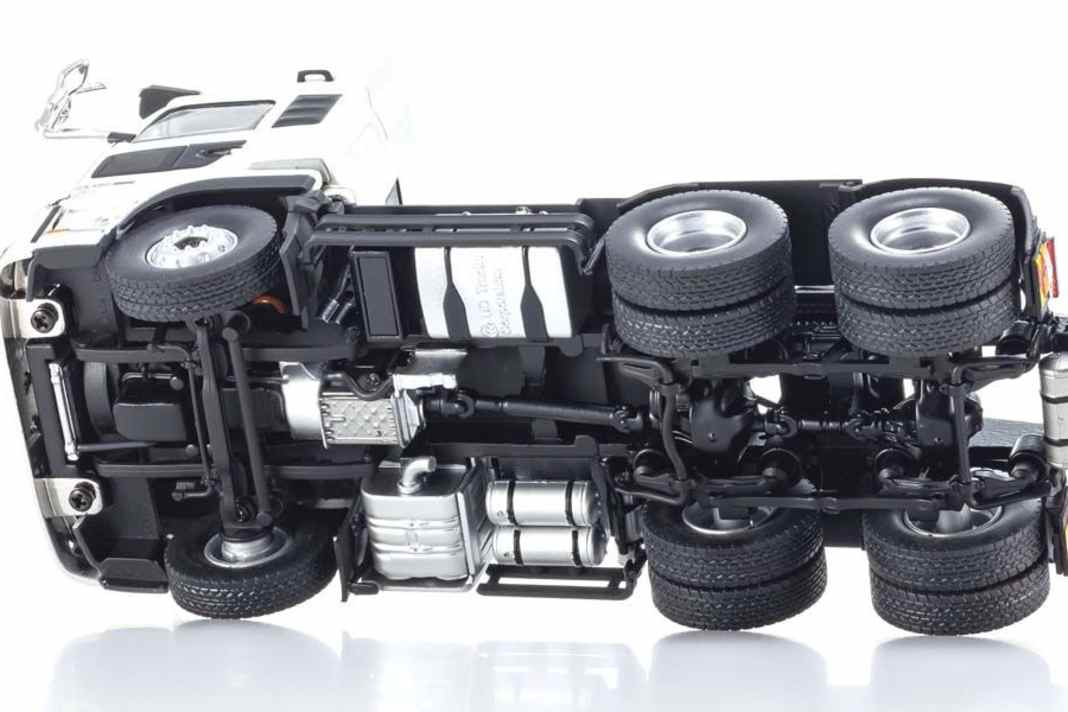 Dieses Foto unterstreicht auf einen Blick, wie detailliert Kyosho seinen Japan-Truck in 1:43 und aus Die Cast umgesetzt hat. ] Foto: Werk