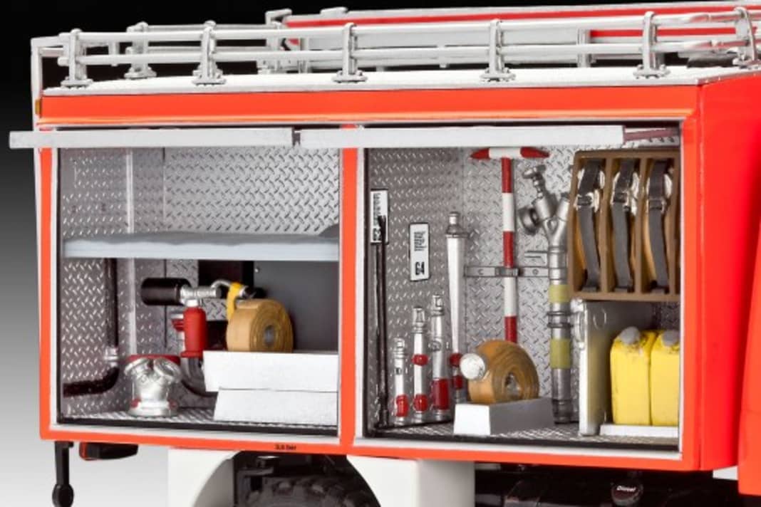 Hinter den aufklappbaren Seitentüren verstecken sich beim Feuerwehr-Unimog von Revell sagenhafte Details