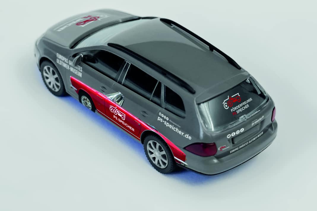 Diese erste Animation zeigt, wie das Wiking-Sondermodell mit Dekos des PS.Speichers in 1:87 bedruckt sein wird. Links ist ein Glas Roadster zu sehen. ] Foto: Werk