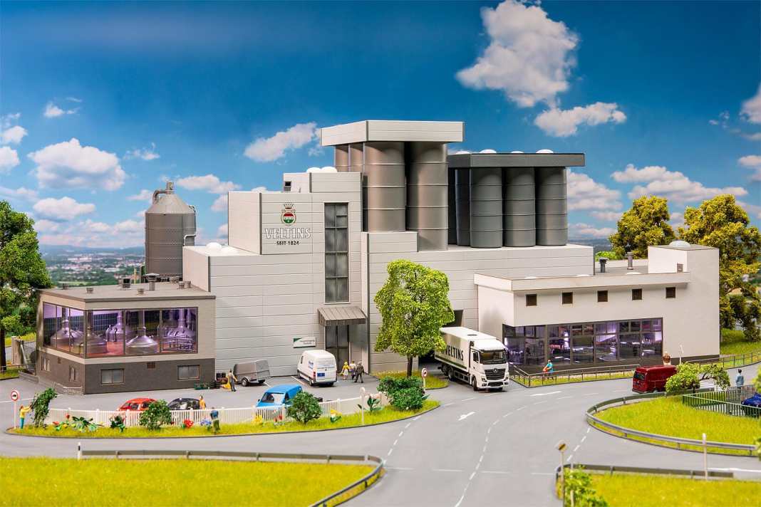 Die große Veltins-Brauerei von Faller in 1:87 könnte natürlich das Zentrum eines solchen Dioramas sein. Aber das wäre nur eine Idee. ]Foto: Werk
