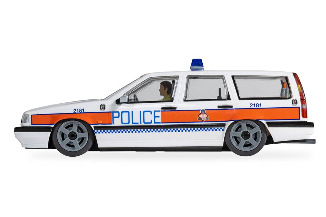 Die Dekoration des neuen Volvo 850 Kombi von Scalextric ahmt im Maßstab 1:32 einen britischen Streifenwagen in originalgetreuer Deko nach ] Foto: Scalextric