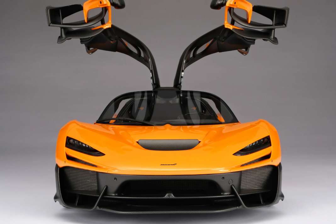 Die mächtigen Flügeltüren des McLaren W1 öffnen bei der Amalgam-Verkleinerung an originalgetreu gestalteten Scharnieren ] Foto: Amalgam