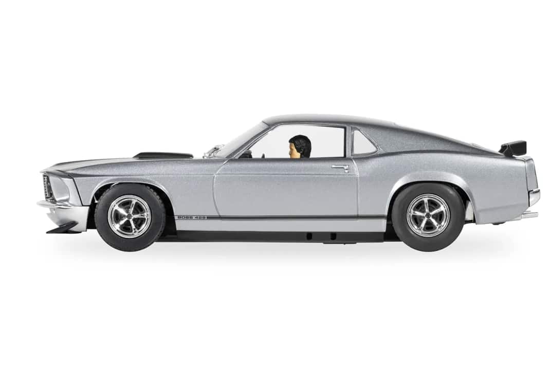 In dieser Seitenansicht des John-Wick-Mustang ist vor allem zu erkennen, wie perfekt bei der Fahrerfigur der Scheitel liegt. Aber auch die Felgen sind klasse! ] Foto: Werk