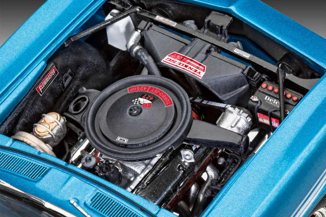 Das sieben Liter große V8-Herz des Chevy Camaro Yenko SYC von 1969 baut Revell in 1:25 präzise nach ] Foto: Revell
