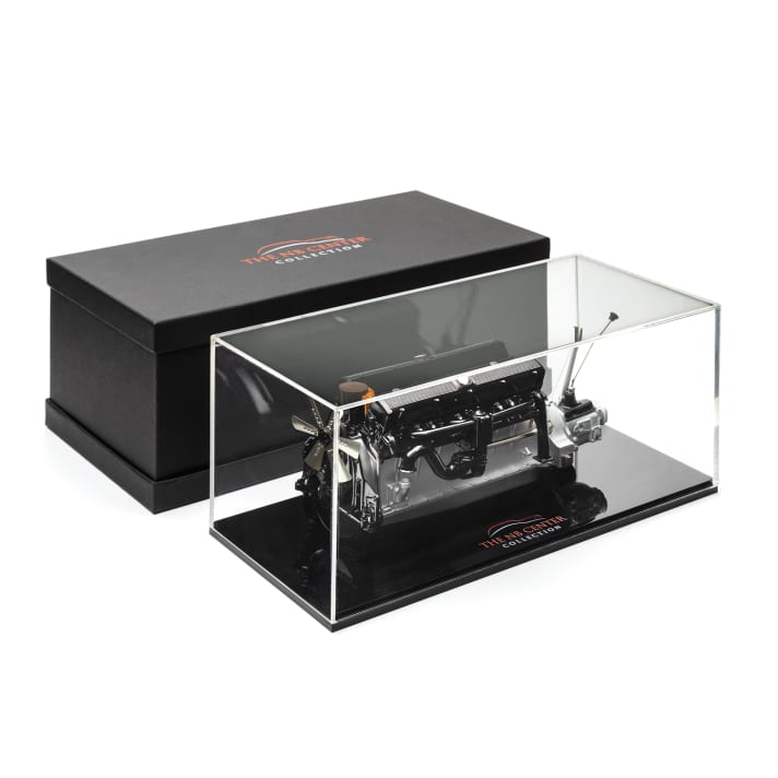Der V16-Motor von Cadillac in 1:8 kommt von Brooklin Models in einer edlen, schwarz schimmernden Box, fixiert auf einer schwarzen Baseplate und abgedeckt mit einem transparenten Deckel ]