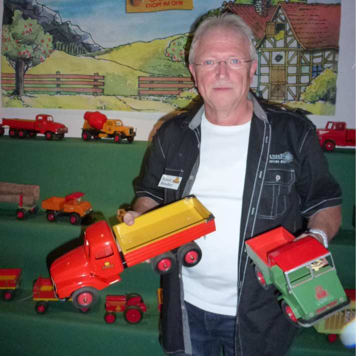 Unermüdlich beschäftigt sich Ernst Bender mit dem Thema Automodelle der Firma Steiff. Am 13. Oktober geht ein weiteres Sammlertreffen über die Bühne – im Technik-Museum Freudenberg. Foto: Werk