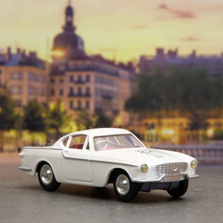 Die TV-Serie “The Saint” startete 1962 mit Roger Moore als Hauptdarsteller auf der Insel. In Deutschland hieß sie “Simon Templar”. Der Volvo P 1800 des Titelhelden kommt jetzt wieder von Corgi Club. ] Foto: Corgi