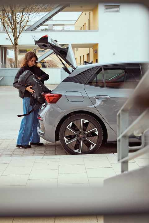 Genug Platz fürs Gepäck: GUTE FAHRT-Kollegin Laura Koruga verstaut ihren Rucksack im mindestens 385 Liter fassenden Kofferraum