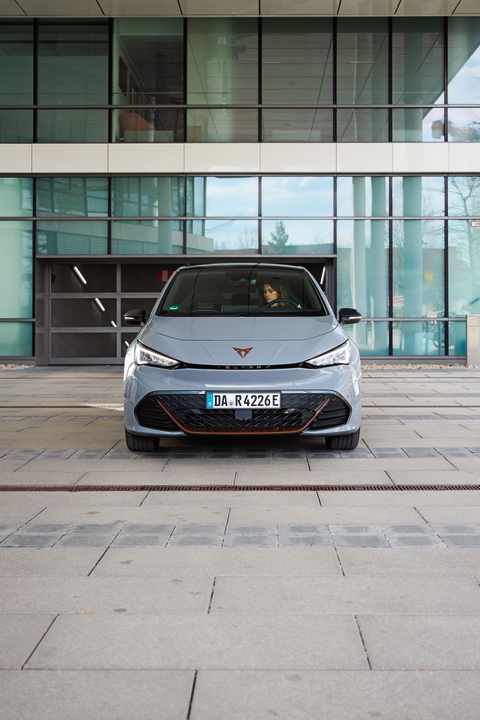 Los geht die Testfahrt: Der Weg von München zum Chiemsee ist mit einer maximalen Reichweite von 594 Kilometern kein Problem