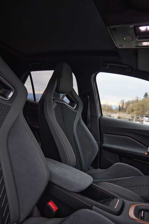 Bester Halt: In den Sportschalensitzen lässt sich die Athletik des Autos so richtig genießen