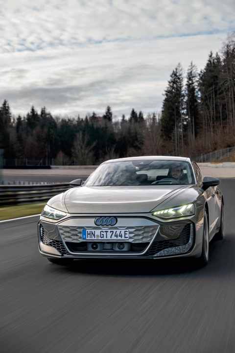 Die Front der RS Modelle erhielten ein eigenes Design: ein Singleframe mit RS-typischer 3D-Wabenstruktur sowie funktionale Blades in L-Form. Exklusiv für das performance Modell gibt es ein Carbondach und Carbon-Camouflage-Elemente