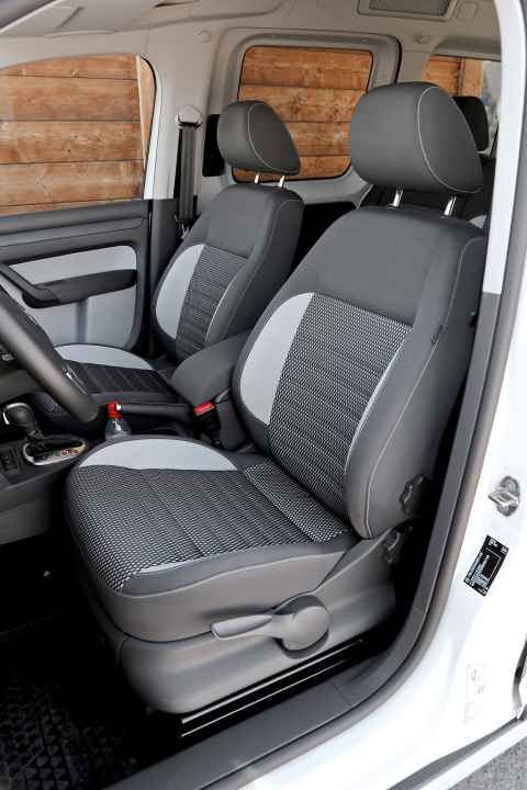   Beheizte Bicolor-Sitze vorne gehören zum Serienumfang