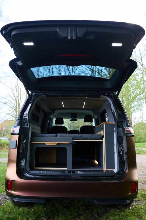 Klappe auf: Beim ID.Tree befindet sich links die Sitzbank und rechts die Küchenzeile