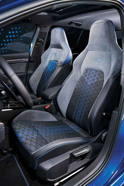 Schicker R-Style: Die Innenflächen der Sitze sind in Schwarz-Blau gehalten, die Außenbereiche in “ArtVelours” ausgeführt