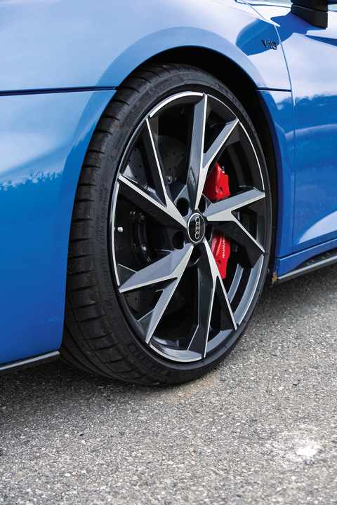 20-Zoll-Felgen, rote Keramikbremssättel und schicke Chromelemente: Beim R8 fährt Audi nur das Beste auf