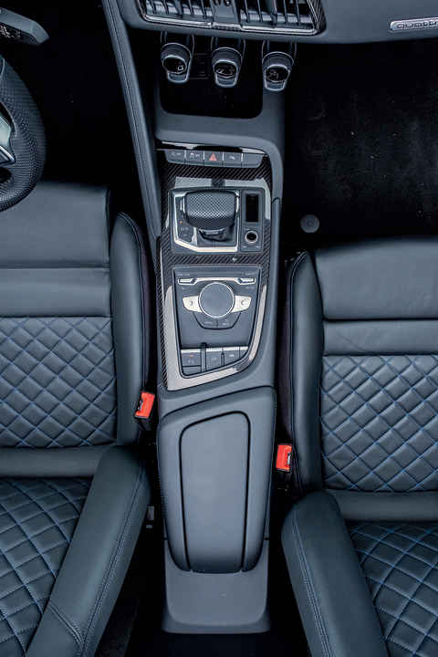 Blaue Ziernähte unterstreichen das schnittige Renn-Interieur