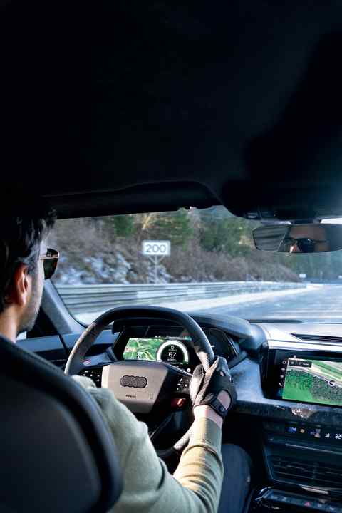 Das übersichtliche Cockpit und das oben und unten abgeflachte Lenkrad versprühen wahren Sportgeist - Boost-Knopf inklusive