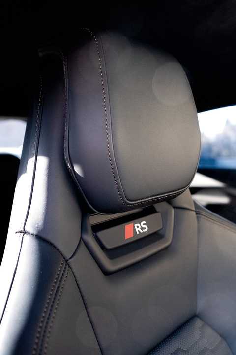 An jeder Ecke blitzen die typischen RS Design-Elemente hervor. und doch bewahrt das Cockpit seinen Mix aus edel und sportlich