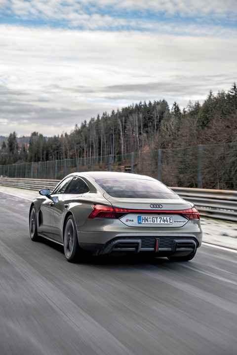 Die schlanke Linie und das Heck mit Diffusor sind ein echter Blickfang. Die exklusive Farbe Bedfordgrün macht den Auftritt perfekt