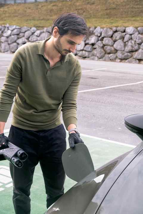 Mit bis zu 320 kW kann die HV-Batterie über die DC-Ladebuchse auf der rechten Seite geladen werden