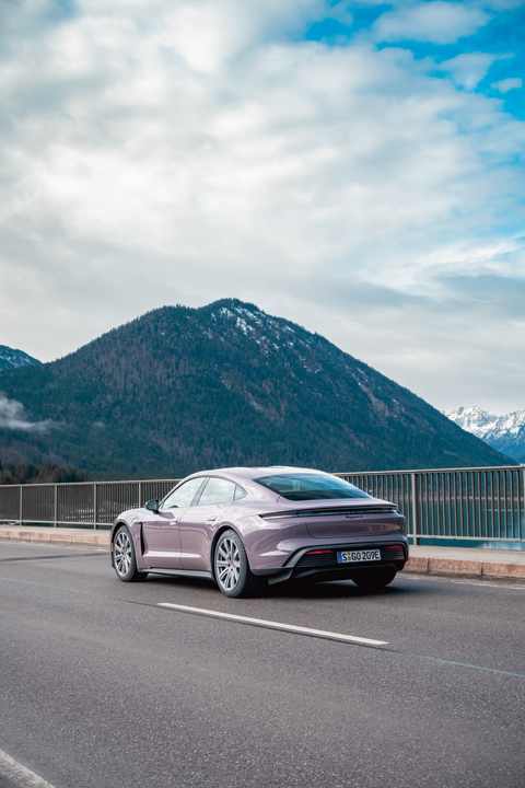 Das Heck ist ein Blickfang - vor allem im Dunkeln, wenn der Porscheschriftzug illuminiert ist