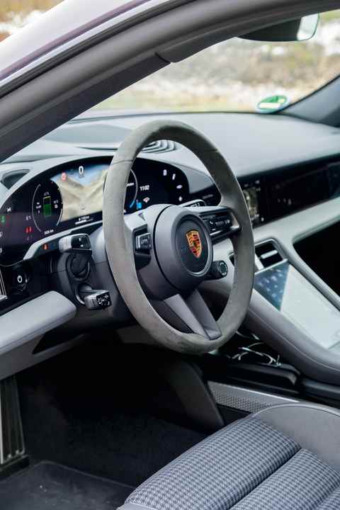 Griffig: Das Multifunktions-Sportlenkrad ist höhen- und längsverstellbar