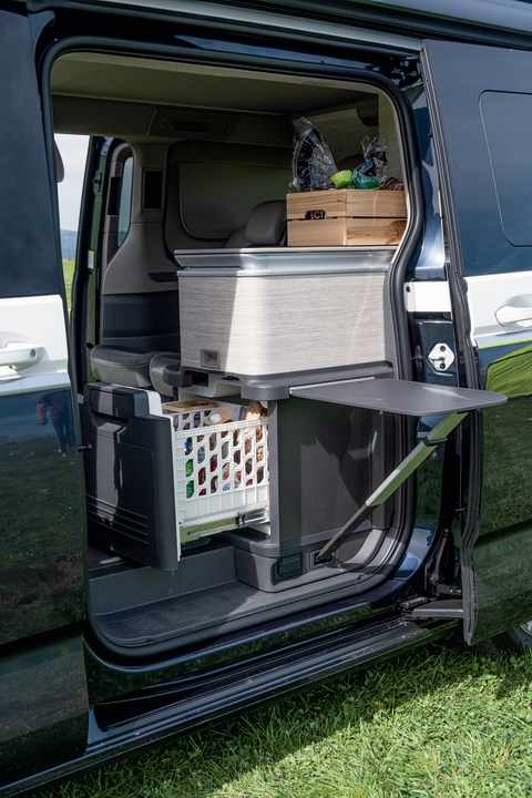 Zweite Schiebetür, neue Flexibilität: Der Klapptisch kann außen sowie innen eingehängt werden, die Kühlschublade ist von beiden Seiten zugänglich