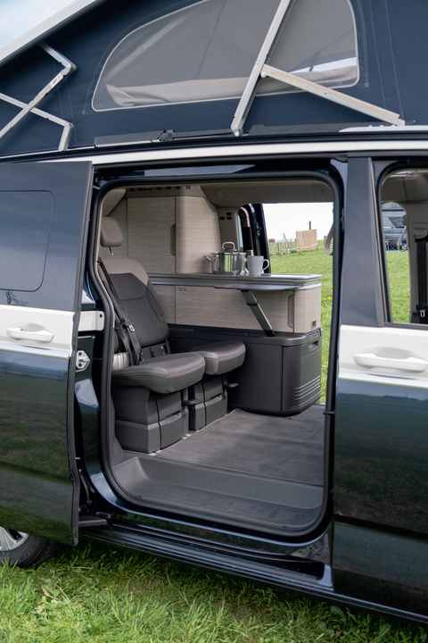 Der Fahrgastraum mit zwei Einzelsitzen und neu formatierter Küche