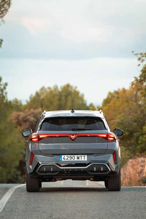 Das Heck wirkt aufgrund der muskulösen Schulterlinie sowie der durchgezogenen Lichtleiste sehr breit. Der Diffusor unterstreicht die sportliche Note