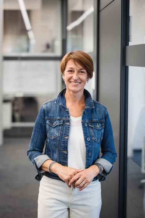 GUTE FAHRT-Autorin Sabine Neumann ist ausgebildete Physiotherapeutin und Expertin für Ergonomie und Gesundheit am Arbeitsplatz. Als Geschäftsführerin der Unternehmensberatung “Motiv Gesundheit” kümmert sie sich um betriebliches Gesundheitsmanagement und verantwortet zum Beispiel die Schulung und Begleitung von Außendienstmitarbeitern großer Firmen zum Thema “Gesund und fit am Arbeitsplatz Auto”. Zudem hat sie knapp 1.000 Automobilverkäufer zum Thema Ergonomie im Rahmen der Markteinführung des VW Golf Sportsvan und des Audi Q5 qualifiziert