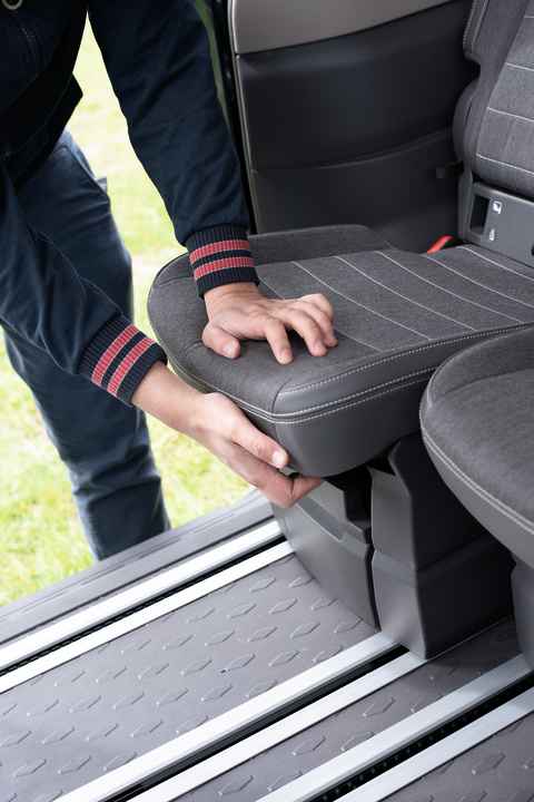 Die Einzelsitze lassen sich stufenlos verschieben - für das Heckbett ziehen wir sie nach vorn