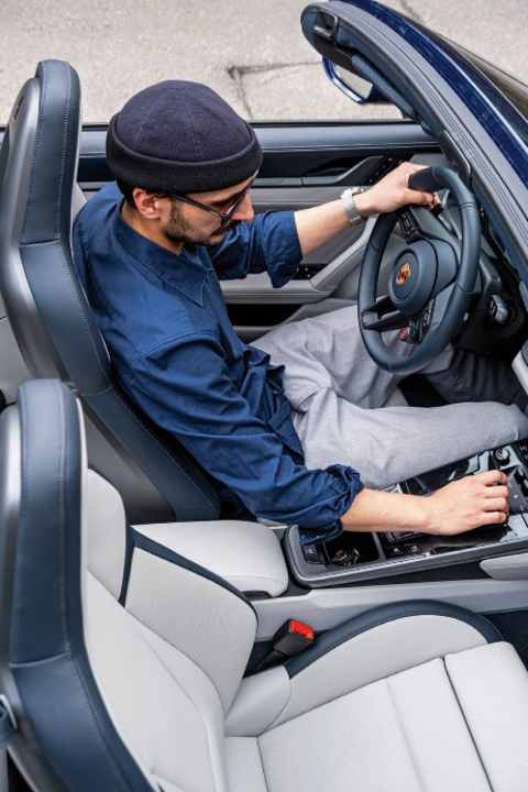 Wie aus einem Guss: Unser Tester Dino Medic genießt das perfekte Raumgefühl im 911