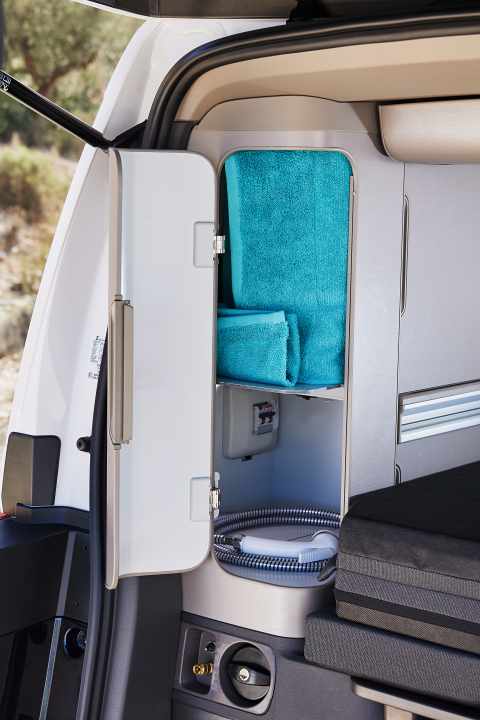 Am Heck des Campervans befindet sich ein Stauschrank, in dem auch der Duschkopf der Außendusche Platz findet