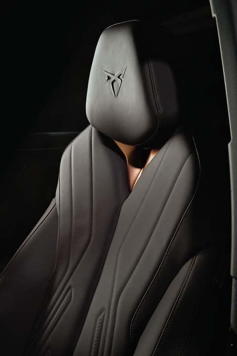 Schöner Platz: Die Sitze im Terramar sind gut geformt, geben besten Seitenhalt und tragen das Cupra Markenzeichen in den Kopfstützen