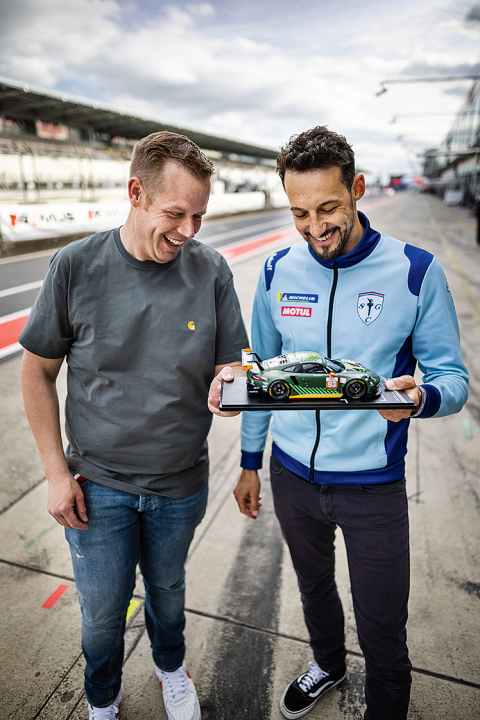 Christoph Krombach(links) sowie Fassbender-Kollege und Ausbilder Felipe Laser mitdem 1:18-Modell des Porsche, den sie mit Richard Lietz fuhren