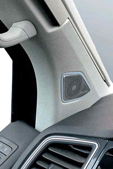 Die nachgerüsteten Alpine-Hochtöner unter einer stylischen Blende am Originalplatz in VW T6/T6.1