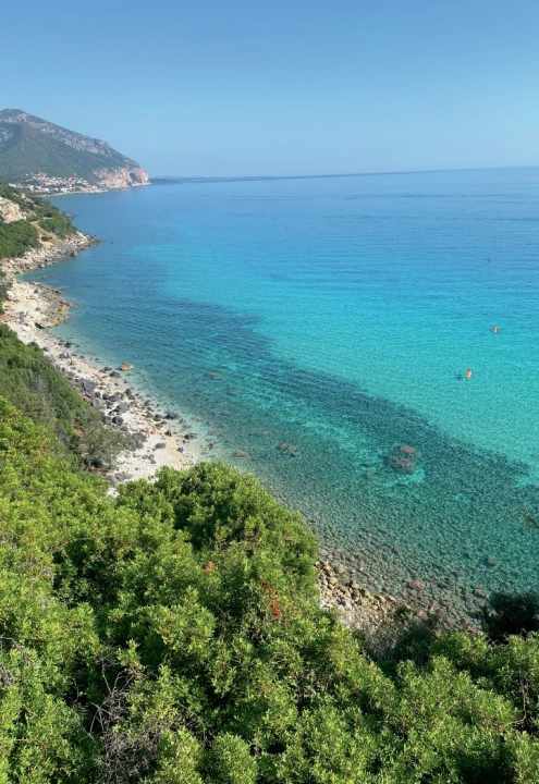 Ein Panoramerblick, der seinesgleichen sucht: Wer in den Hütten vor Ort ein Zimmer bucht, kann die Cala Luna vom Balkon oder der Terrasse sehen