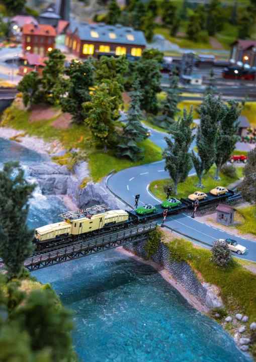 Das 1:87-Krokodil zieht Elfer-Porsche, und die Donnerbüchsen von Märklin machen auch kräftig Radau!