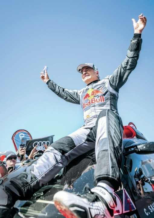 Strahlender Sieger: Carlos Sainz auf dem Audi RS Q e-tron im Ziel